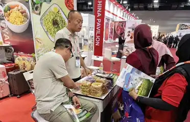 Blok z makaronem błyskawicznym Dongyang Food na wystawie Halal w Malezji Blok z makaronem błyskawicznym Dongyang Food na wystawie Halal w Malezji
